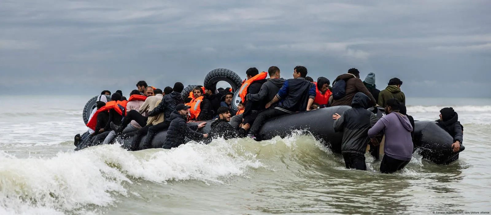 Migrant Crossings Rise 25% in 2024: Pressure on Starmer