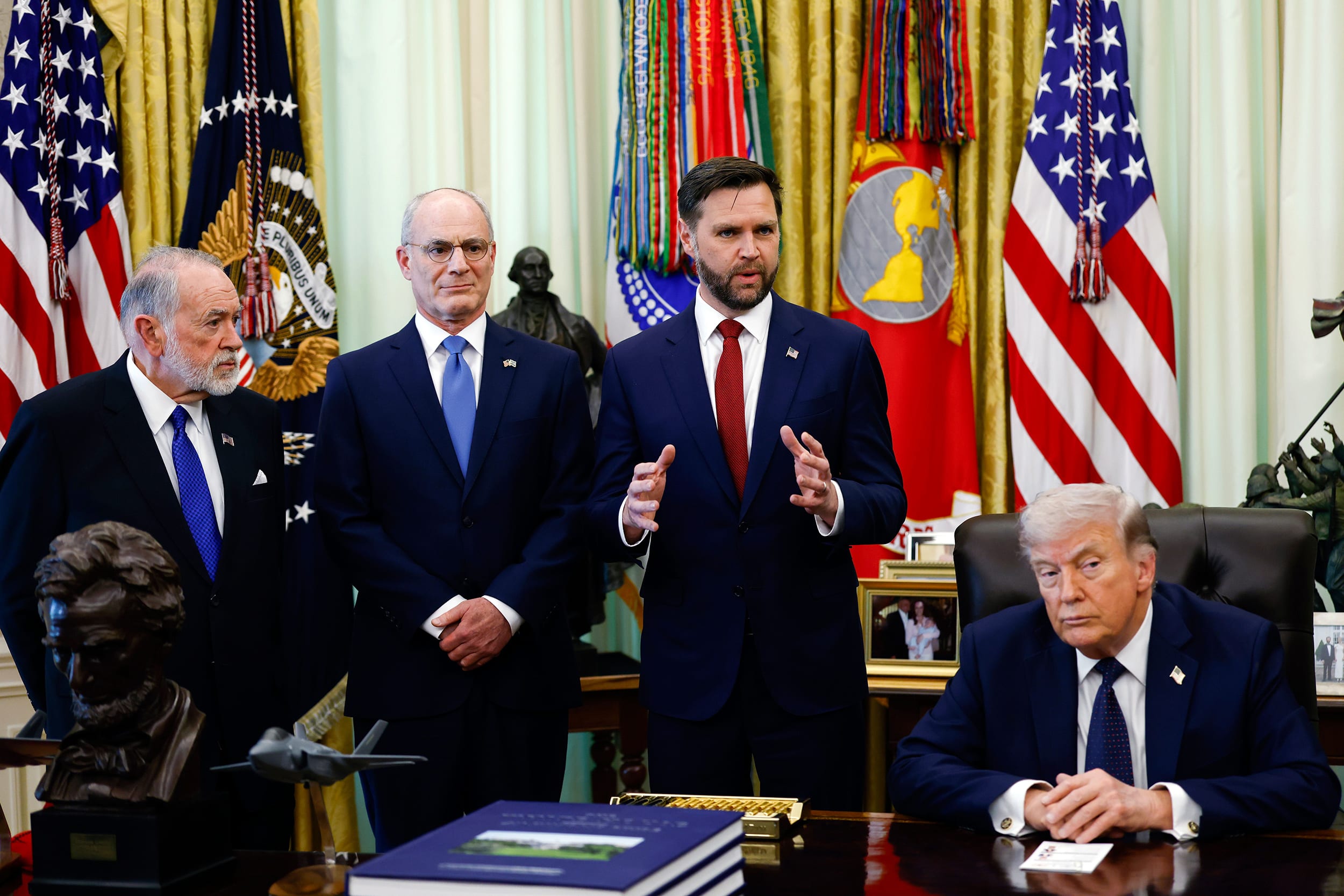 260424 trump huckabee mb 0802 f47877