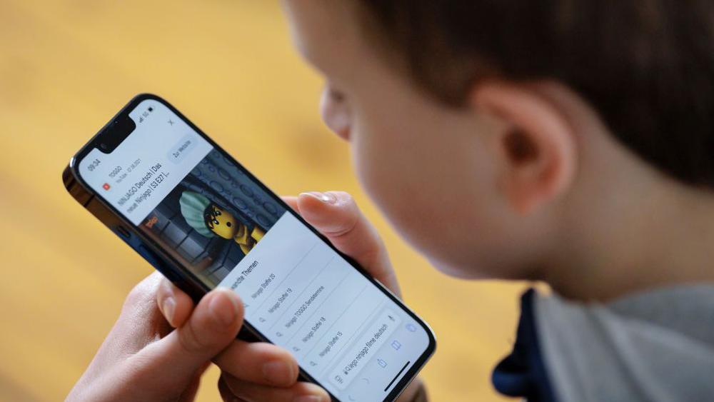 Austria Plans to Prohibit Social Media Use for Children Under 14 2 32ed6610 29e3 11f1 9def 51999882d8d7