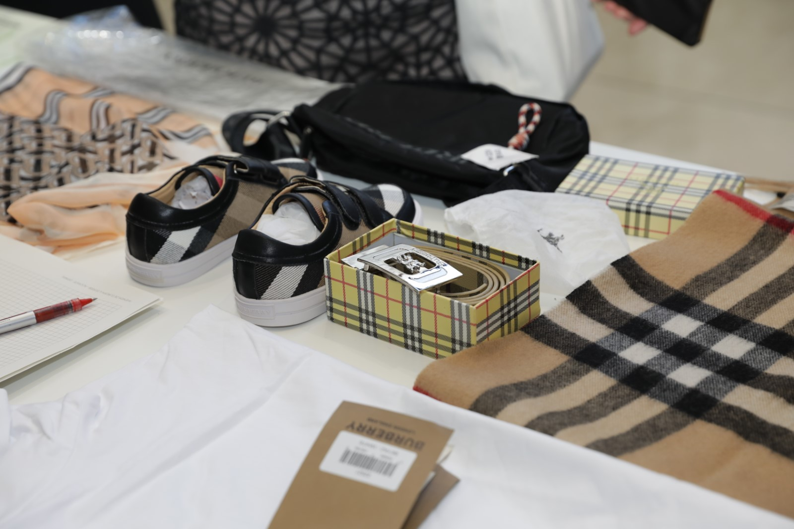 UK Government Launches Guidance to Help Shoppers Avoid Counterfeit Fashion Online 2 4P1A9746